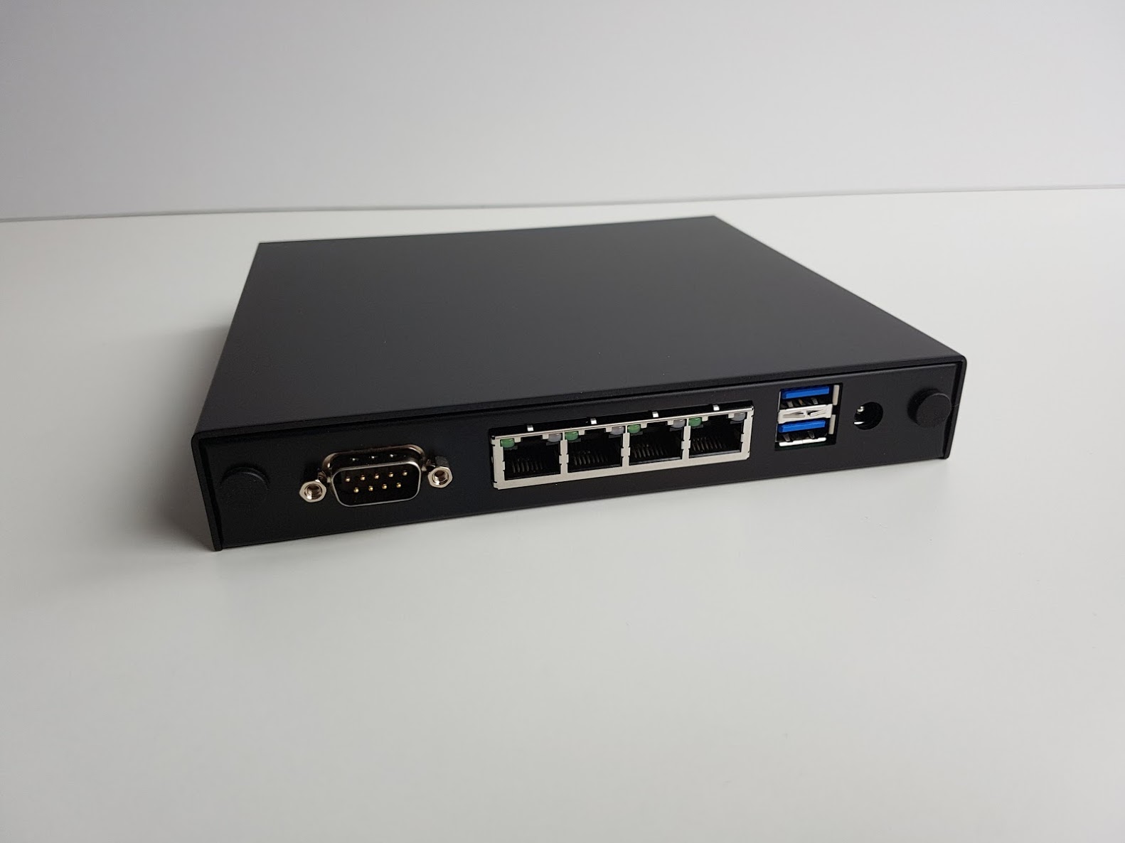 APU4D4: 4x Gigabit LAN, Quad Core CPU, 16GB SSD, 4GB RAM